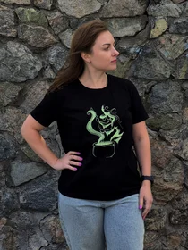 Прикольные футболки: Флюрисцентна вишивка Ведьма